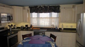 House | Private kitchen | Coffee/tea maker, fridge, microwave - The Little Blue House Sioux Lookout (Sioux Lookout)