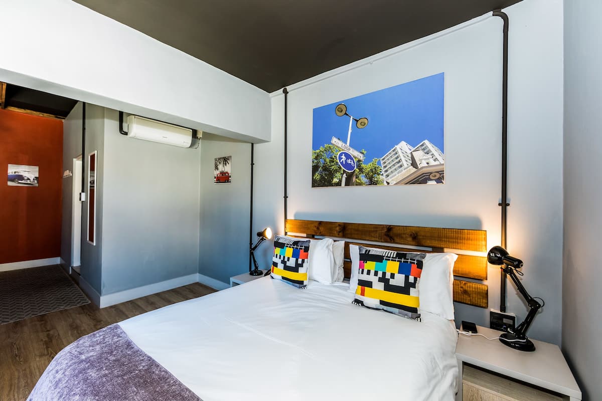 Ropa de cama de alta calidad y caja de seguridad en la habitación 