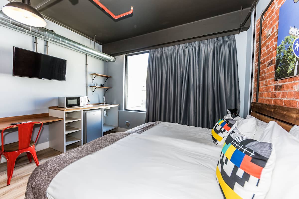 Ropa de cama de alta calidad y caja de seguridad en la habitación 