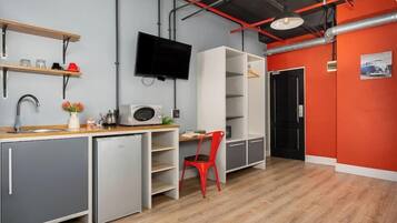 Frigorifero, microonde, macchina per tè/caffè, bollitore elettrico