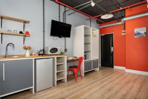 Fridge, microwave, coffee/tea maker, electric kettle - InnsCape on Castle (Cape Town)