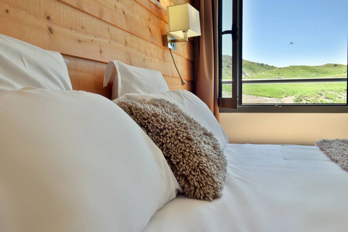 Phòng đôi tiện nghi đơn giản, 1 giường đôi, quang cảnh núi | Phòng cách âm, nôi (giường cho trẻ sơ sinh) miễn phí