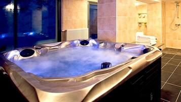 Indoor spa tub