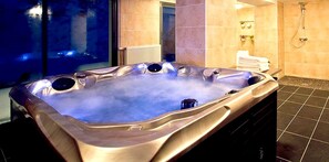 Indoor spa tub