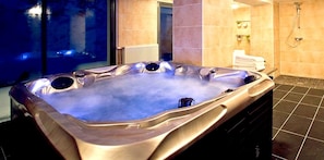 Indoor spa tub