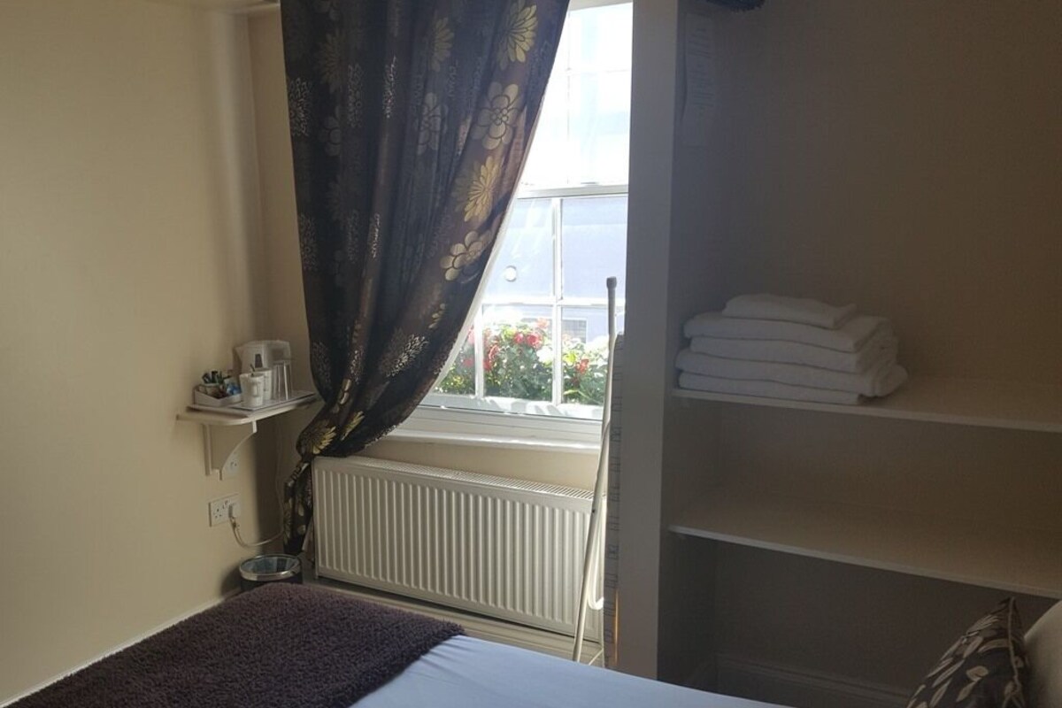 Phòng đôi cơ bản, có phòng tắm riêng (Room  5) | Bộ đồ giường cao cấp, nôi/cũi di động 