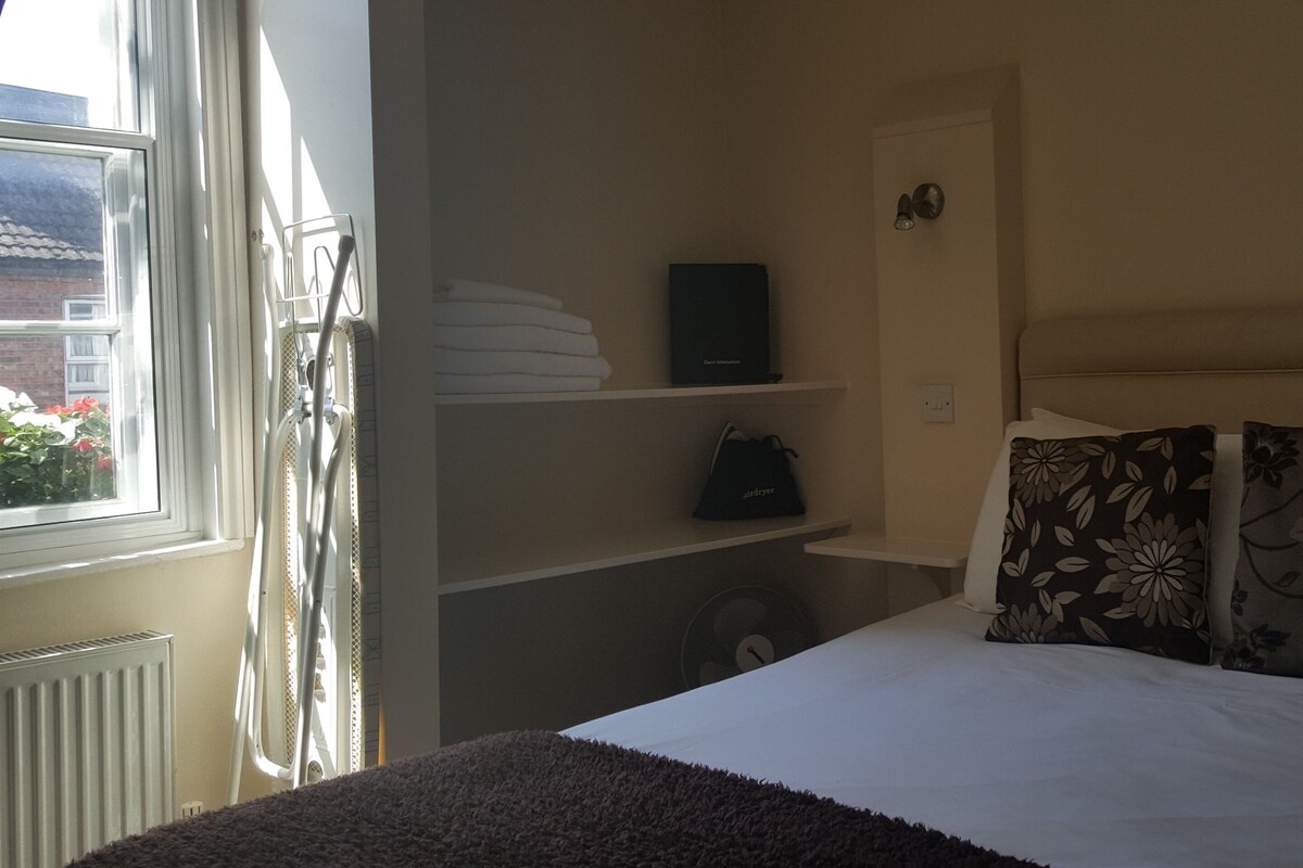 Phòng đôi Tiêu chuẩn, có phòng tắm riêng (Room 6) | Bộ đồ giường cao cấp, nôi/cũi di động 