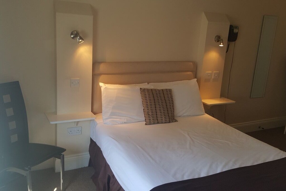 Phòng đôi Tiêu chuẩn, có phòng tắm riêng (Room 7) | Bộ đồ giường cao cấp, nôi/cũi di động