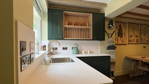 Cottage dành cho gia đình, có phòng tắm riêng (Cottage 17, next door ) | Bếp chung | Ghế cao cho trẻ em