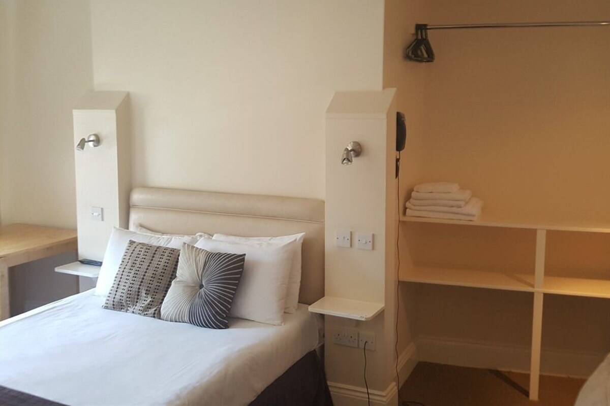 Phòng đôi Tiêu chuẩn, có phòng tắm riêng (Room 2) | Bộ đồ giường cao cấp, nôi/cũi di động