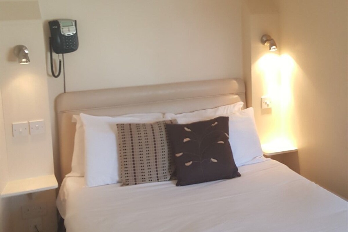 Phòng đôi cơ bản, có phòng tắm riêng, quang cảnh vườn (Room 1) | Bộ đồ giường cao cấp, nôi/cũi di động