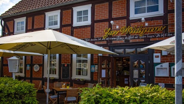 A brick building with a sign reading 'Zur Wildgans.' - Restaurant und Pension Zur Wildgans (Arendsee)