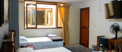 Minibar, escritorio y sistema de insonorización