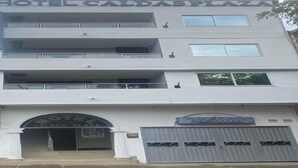 Un edificio de varios pisos con un cartel que dice 