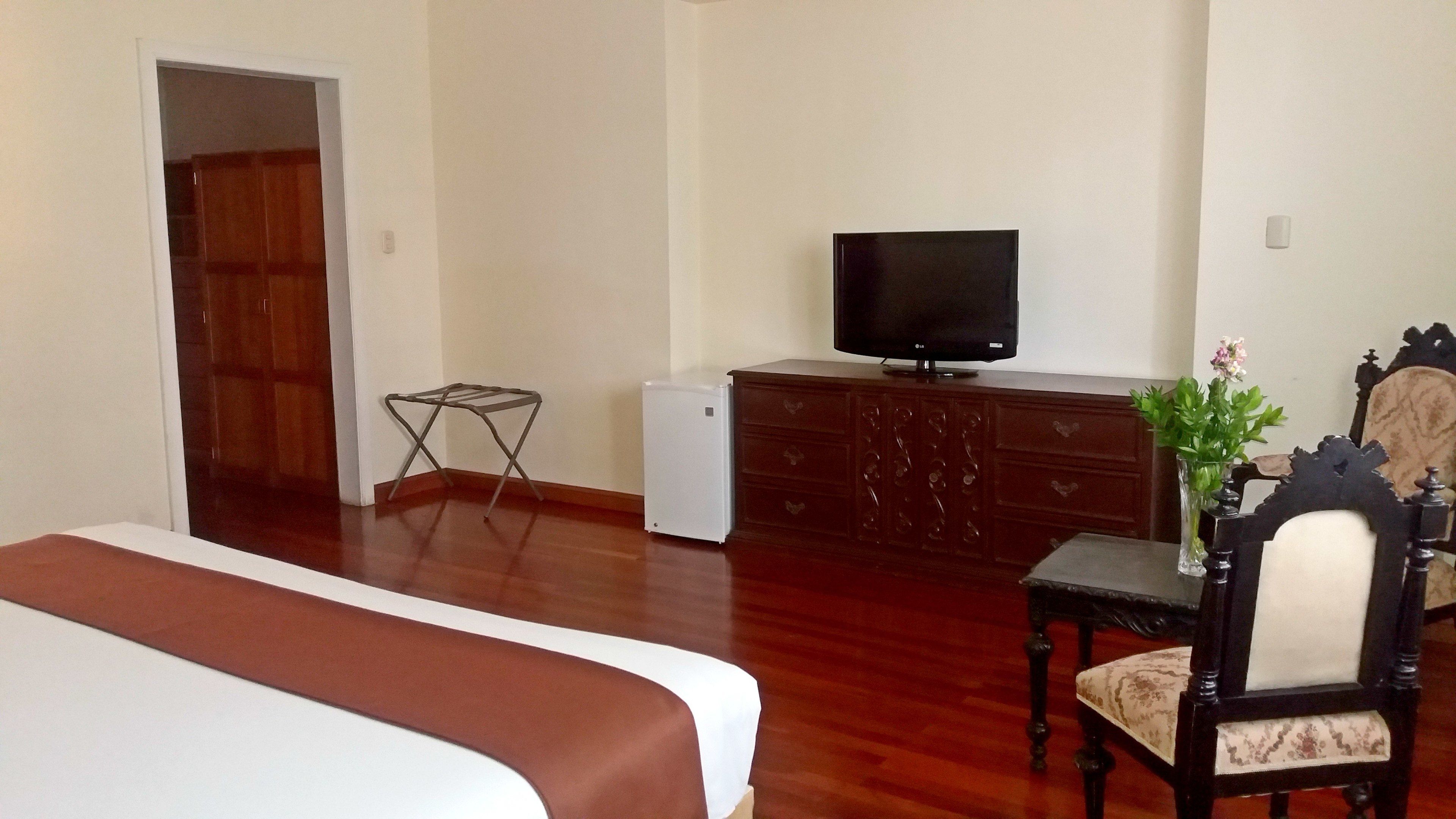 superior suite, 1 king bed | 1 bedroom, down duvets, minibar, desk