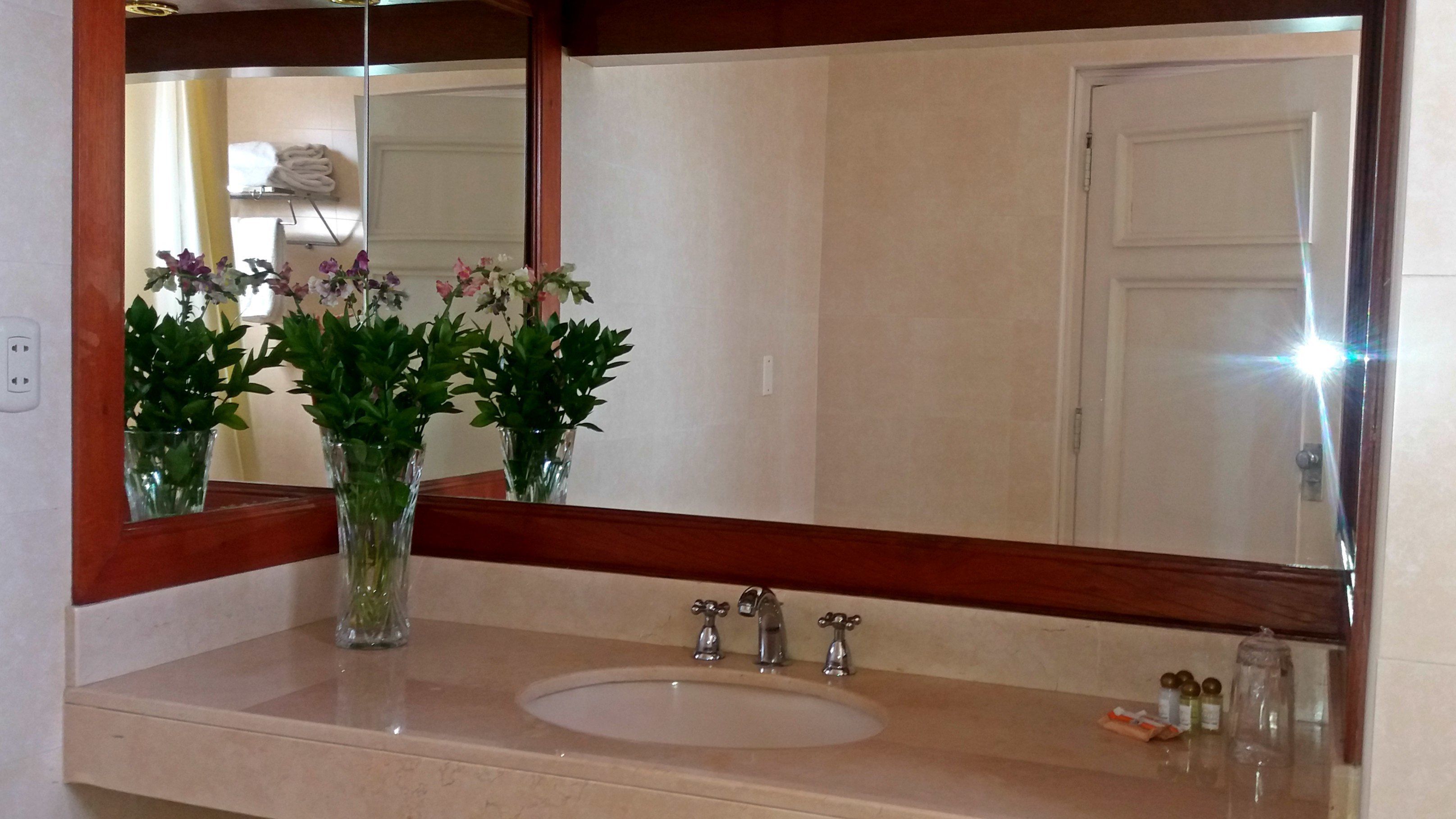 classic single room | bathroom | combined shower/bathtub, free toiletries, hair dryer, towels