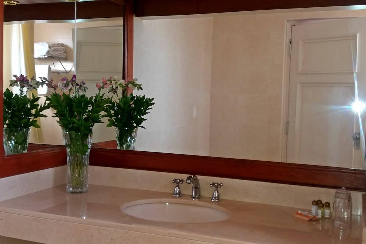 classic single room | bathroom | combined shower/bathtub, free toiletries, hair dryer, towels