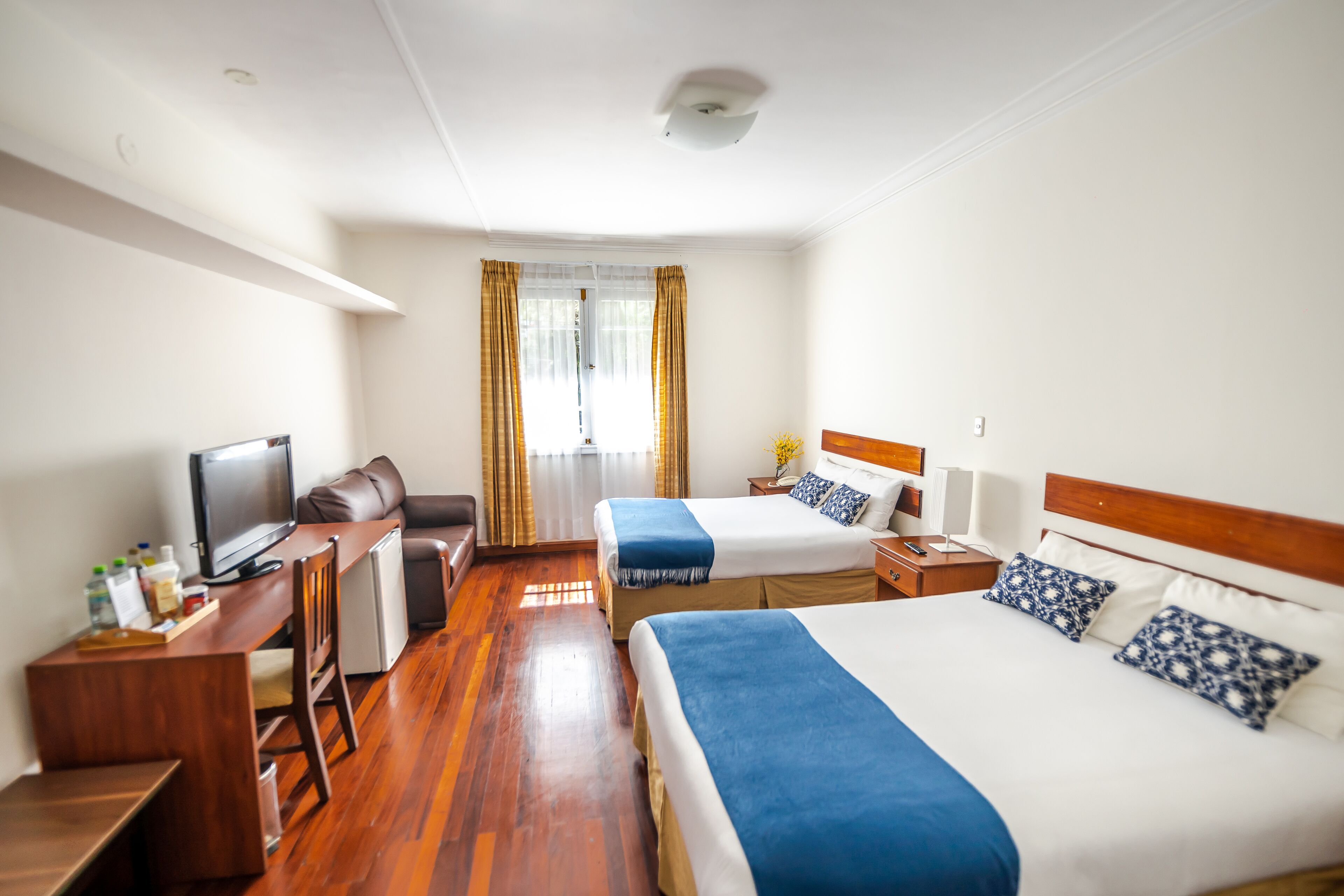 standard double room | 1 bedroom, down duvets, minibar, desk