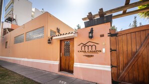 Um edifício com uma placa que diz 'CASA CAMPO Suites & Convivencias'.