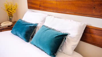 1 habitación, cubrecamas, minibar y escritorio