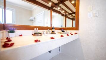 Bañera con ducha, artículos de tocador gratuitos, secador de pelo