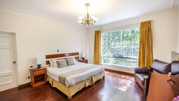 1 habitación, cubrecamas, minibar y escritorio