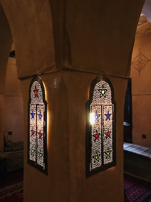 Breakfast, lunch and dinner served - Kasbah Ennakb (Nekob)
