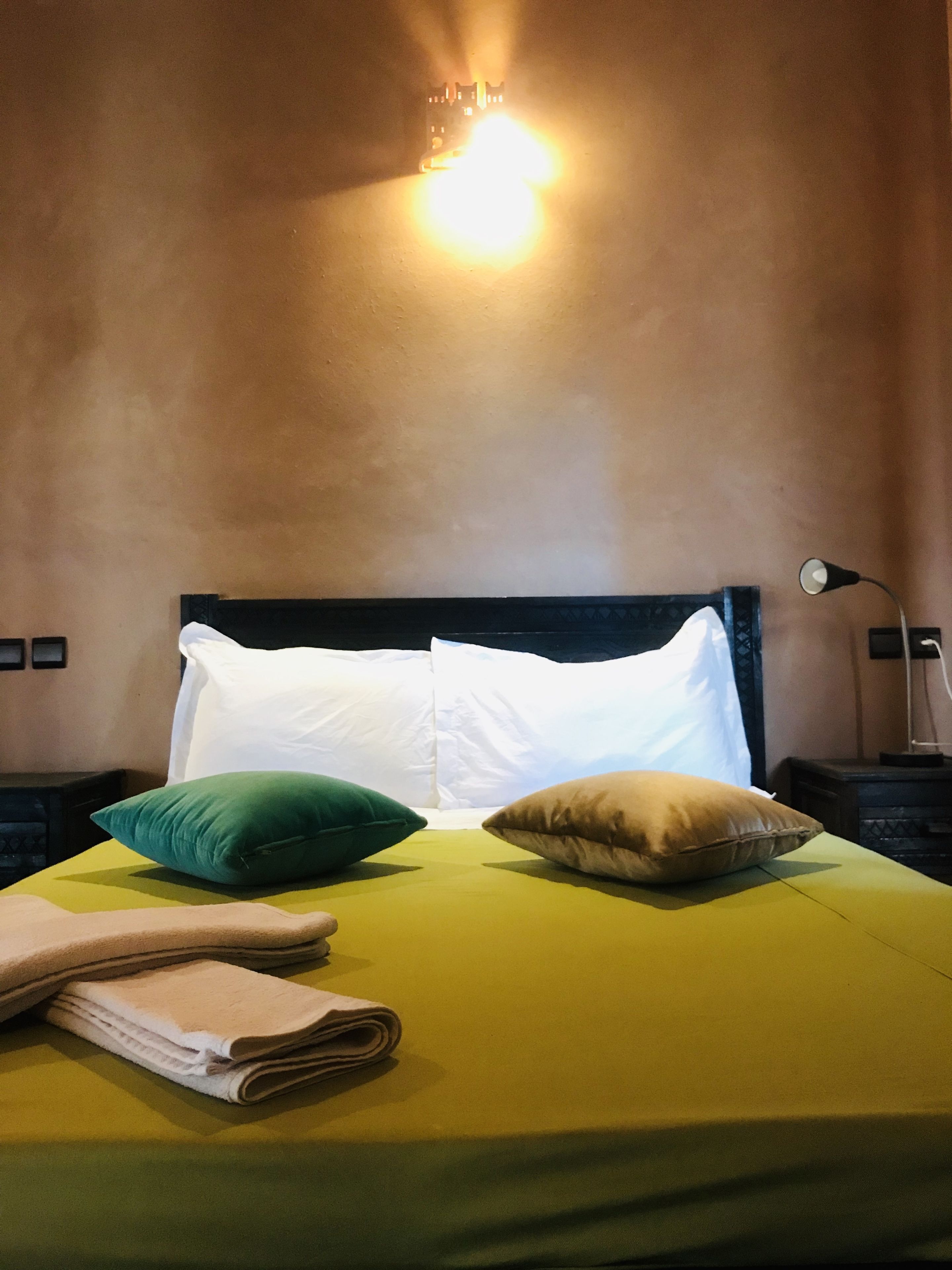 Muebles diferentes, escritorio, cortinas blackout y cunas gratuitas 