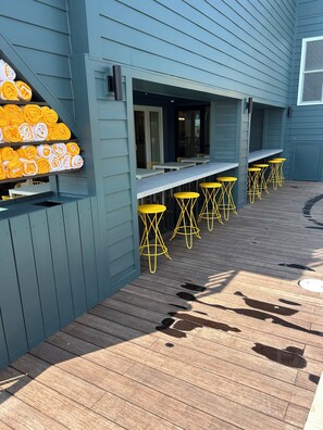 Outdoor pool, pool umbrellas, sun loungers - Atlantic View Hotel (Dewey Beach)