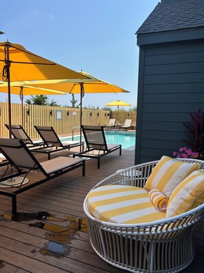 Outdoor pool, pool umbrellas, sun loungers - Atlantic View Hotel (Dewey Beach)