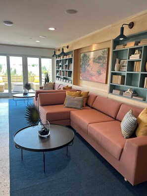 Lobby sitting area - Atlantic View Hotel (Dewey Beach)
