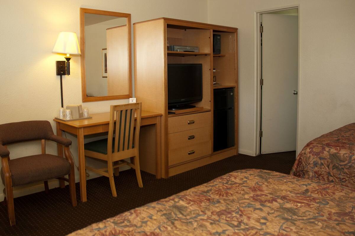 Deluxe Room, 2 Double Beds | Desk, free cots/infant beds, rollaway beds, free WiFi