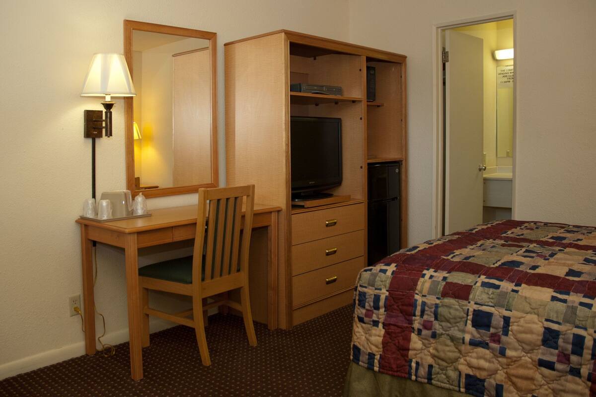 Deluxe Room, 1 Queen Bed | Desk, free cots/infant beds, rollaway beds, free WiFi