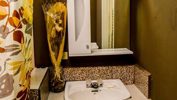 Apartment, 2 Bedrooms, Kitchen, Ground Floor | Bathroom | Shower, free toiletries, hair dryer, towels