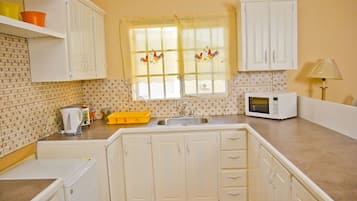 Apartment, 2 Bedrooms, Kitchen, Ground Floor | Private kitchen | Fridge, microwave, stovetop, coffee/tea maker