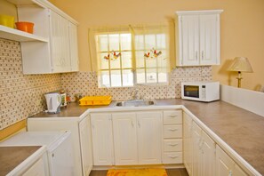 Lägenhet - 2 sovrum - kök - bottenvåning | Eget kök | Kylskåp, mikrovågsugn, spishäll och kaffe- och tebryggare