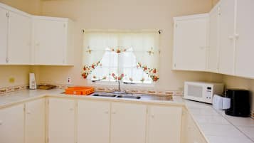 Signature Apartment, 2 Bedrooms, Kitchen | Private kitchen | Fridge, microwave, oven, stovetop