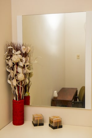 Apartamento com design assinado, 2 quartos, cozinha | Roupas de cama premium, escrivaninha, ferros/tábuas de passar roupa