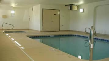 Kolam renang indoor