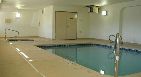 Indoor pool - Ambassador Inn (Albuquerque)