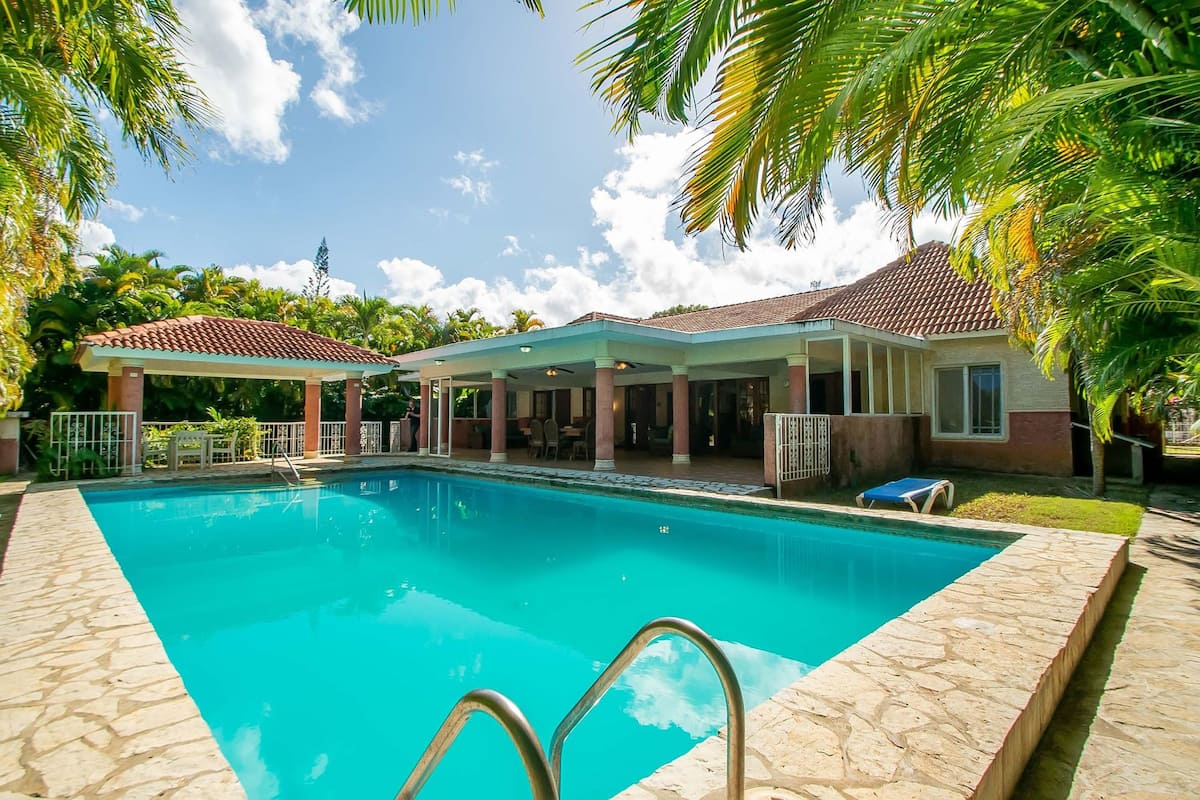4 Bedroom House | Desk, iron/ironing board, WiFi (free)
