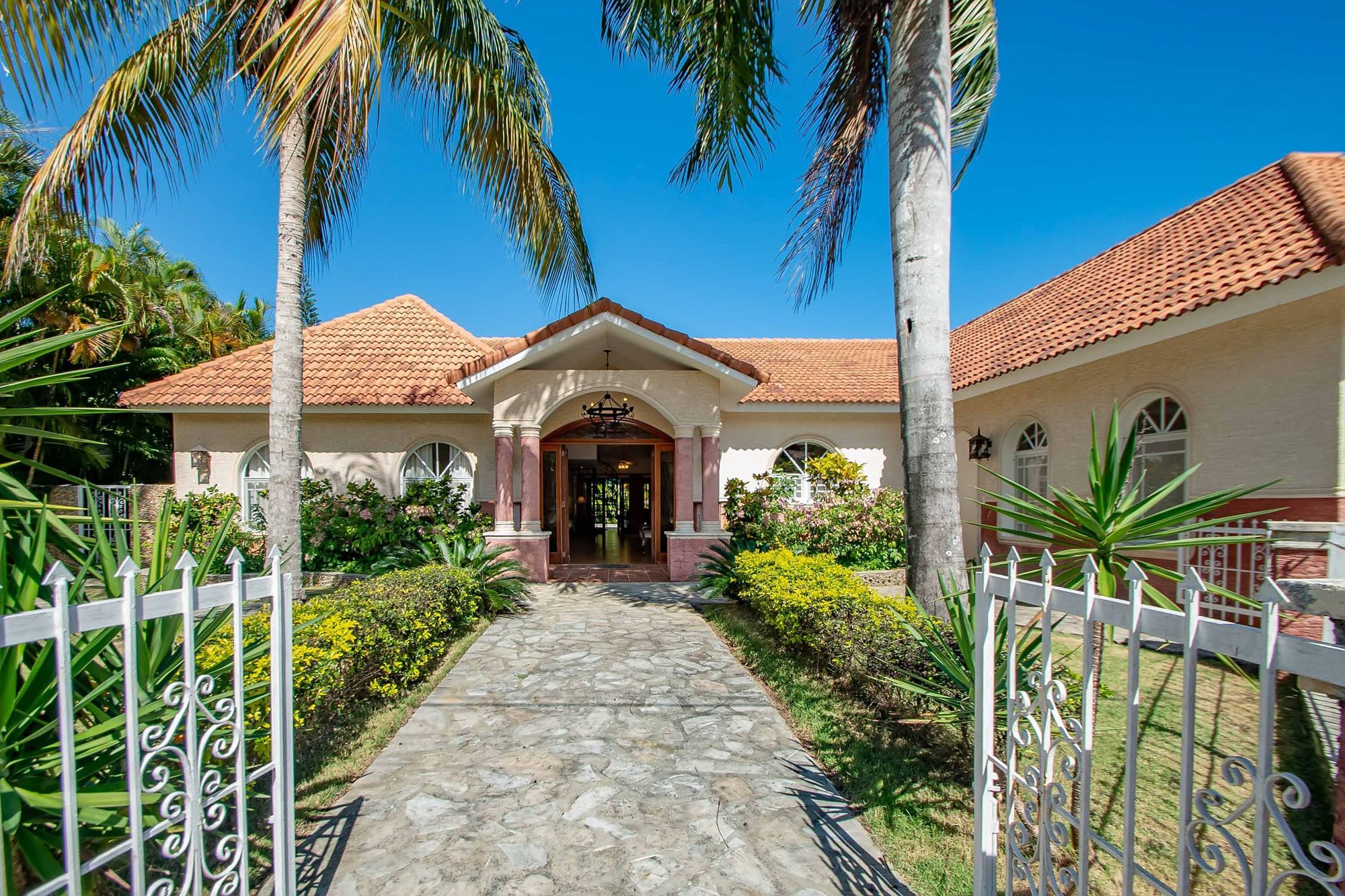 4 Bedroom House | Desk, iron/ironing board, free WiFi