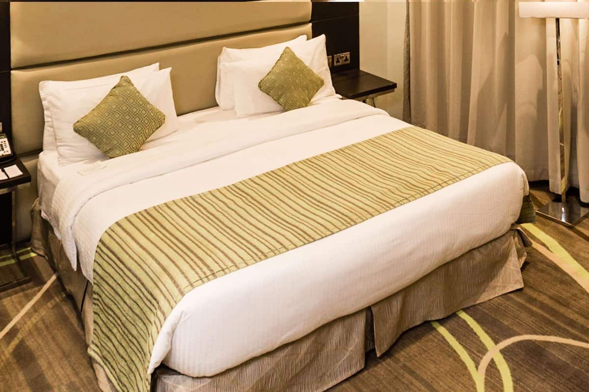 Superior Room, 1 King Bed | 1 bedroom, minibar, in-room safe, desk