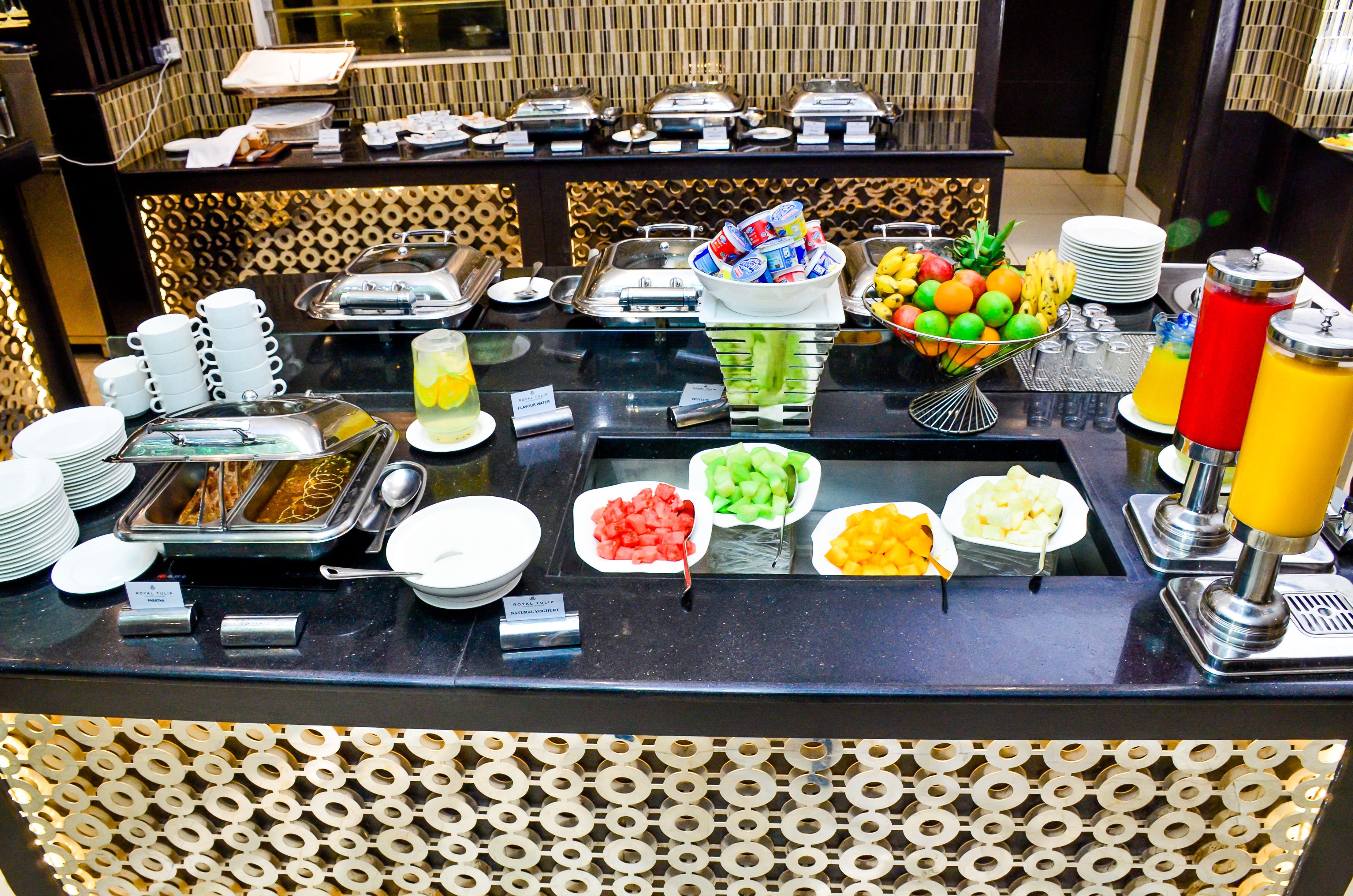 Desayuno buffet diario (USD 23 por persona)