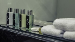 Suite, 1 King Bed | Bathroom | Eco-friendly toiletries, hair dryer, bathrobes, slippers - Royal Tulip Canaan Nairobi (Nairobi)