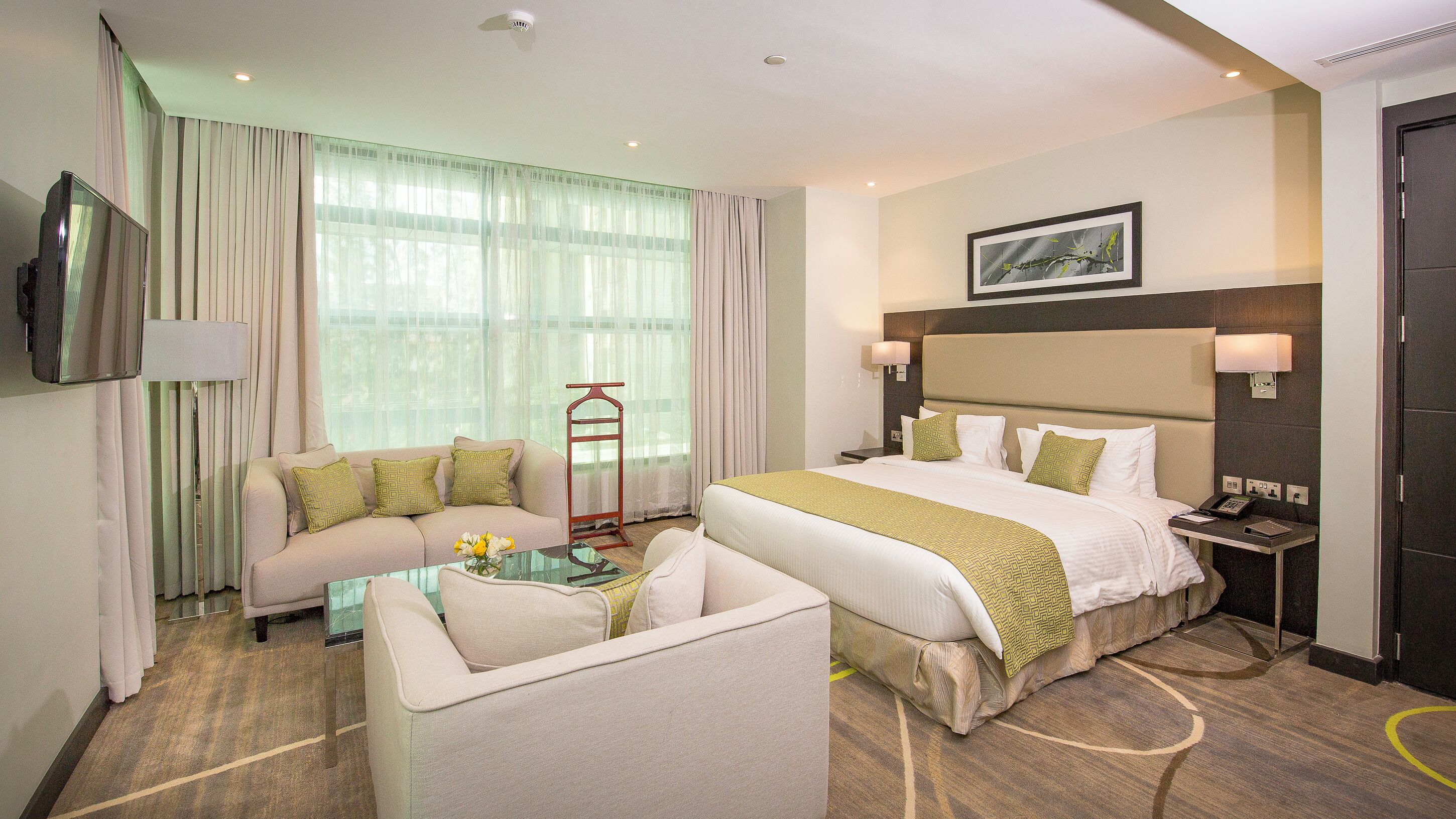 高級客房 | 迷你吧、客房內保險箱、書桌、筆電工作空間