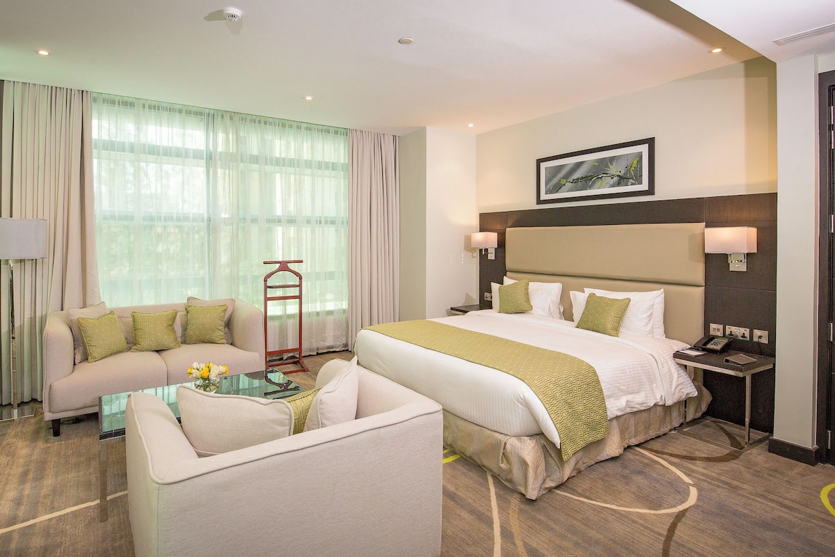 Superior-Zimmer | Minibar, Zimmersafe, Schreibtisch, laptopgeeigneter Arbeitsplatz