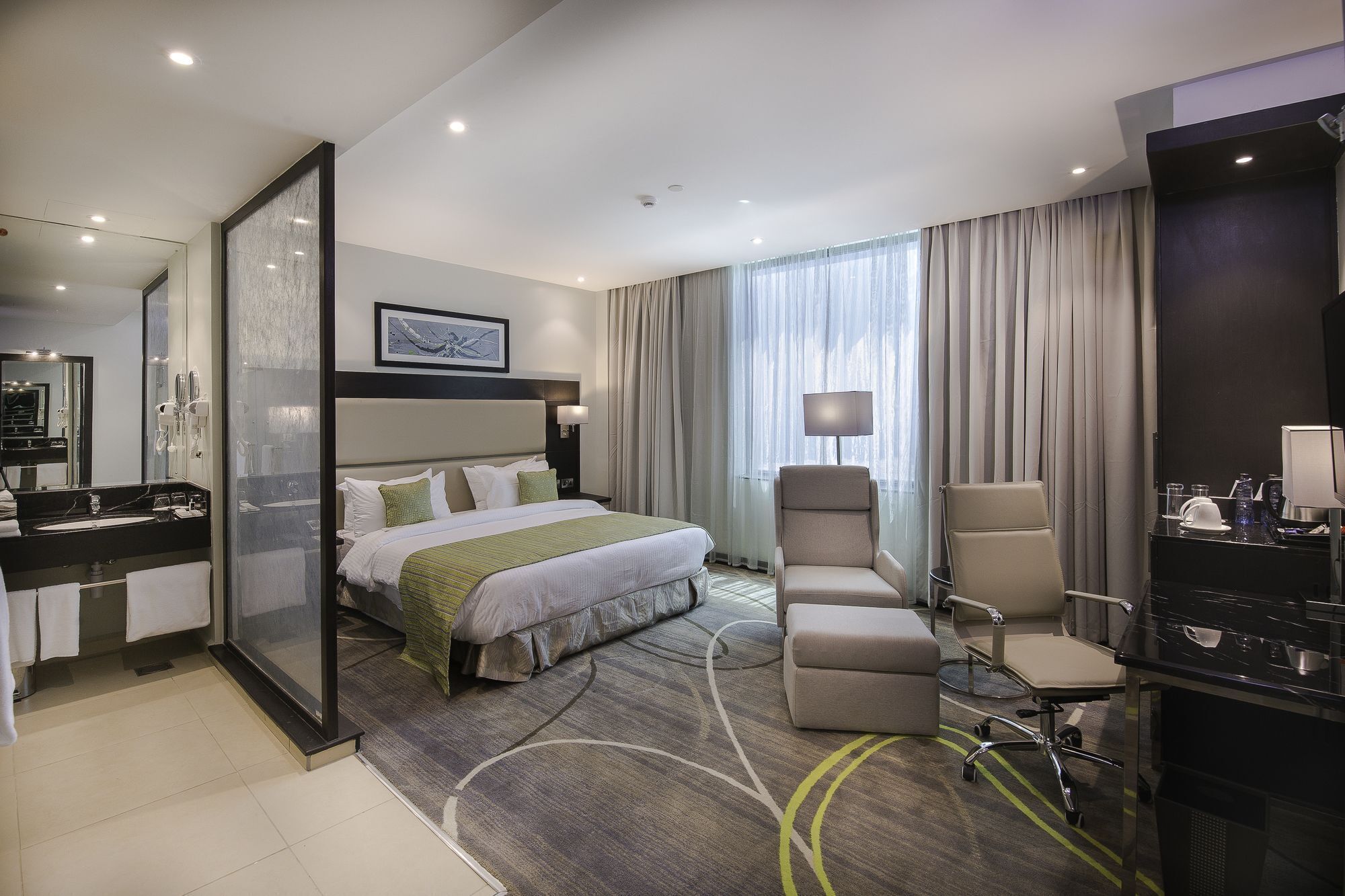 Habitación superior | Minibar, caja de seguridad en la habitación y escritorio 