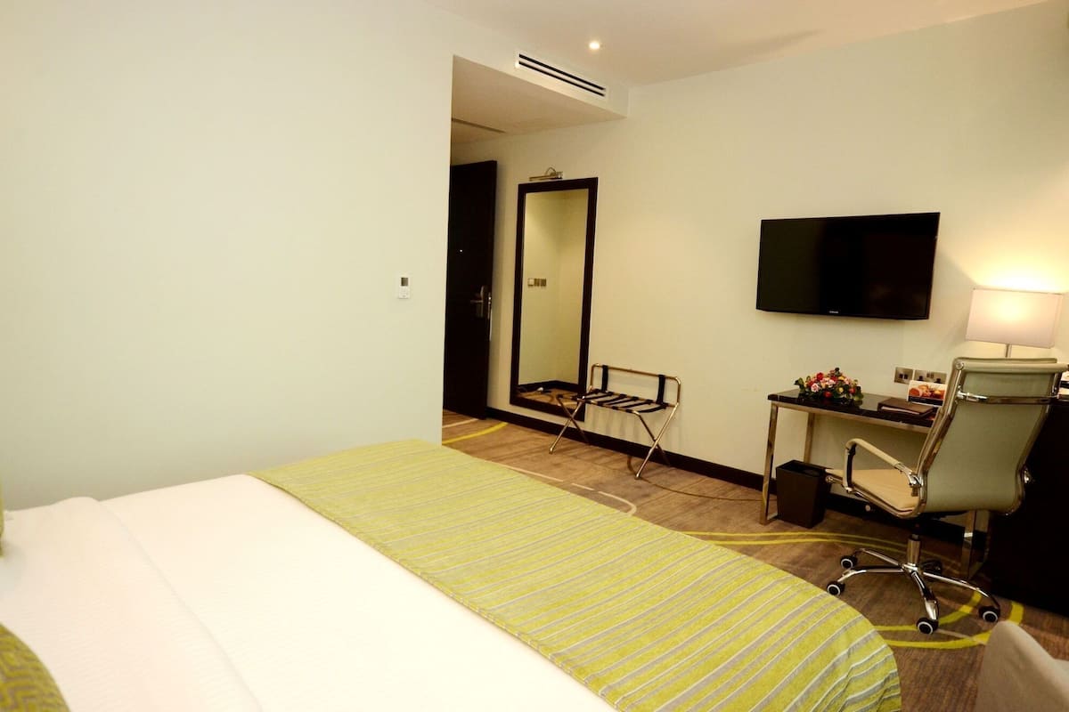 Standard King Room | Minibar, in-room safe, desk, laptop workspace