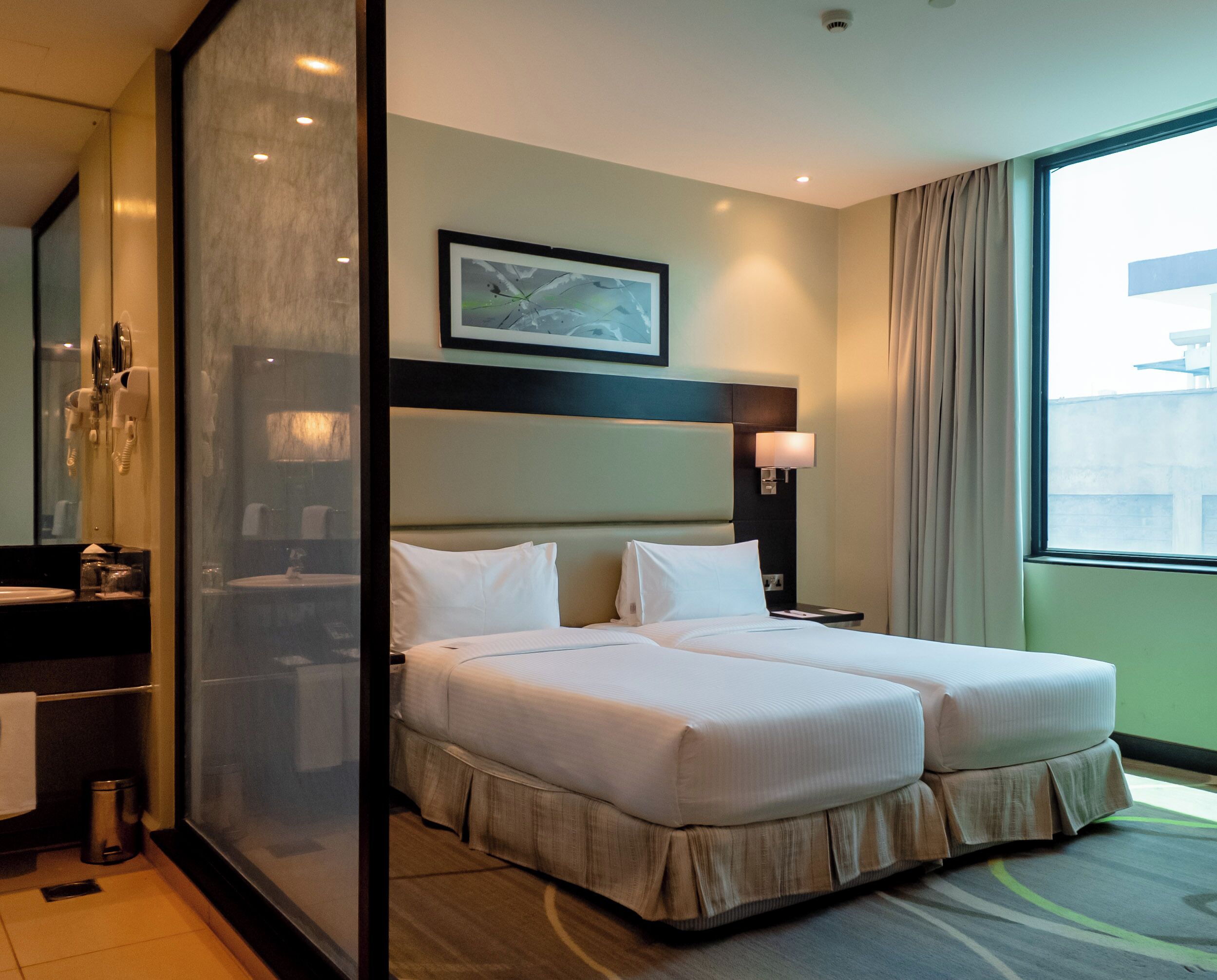 Standard Twin Room | Minibar, in-room safe, desk, laptop workspace